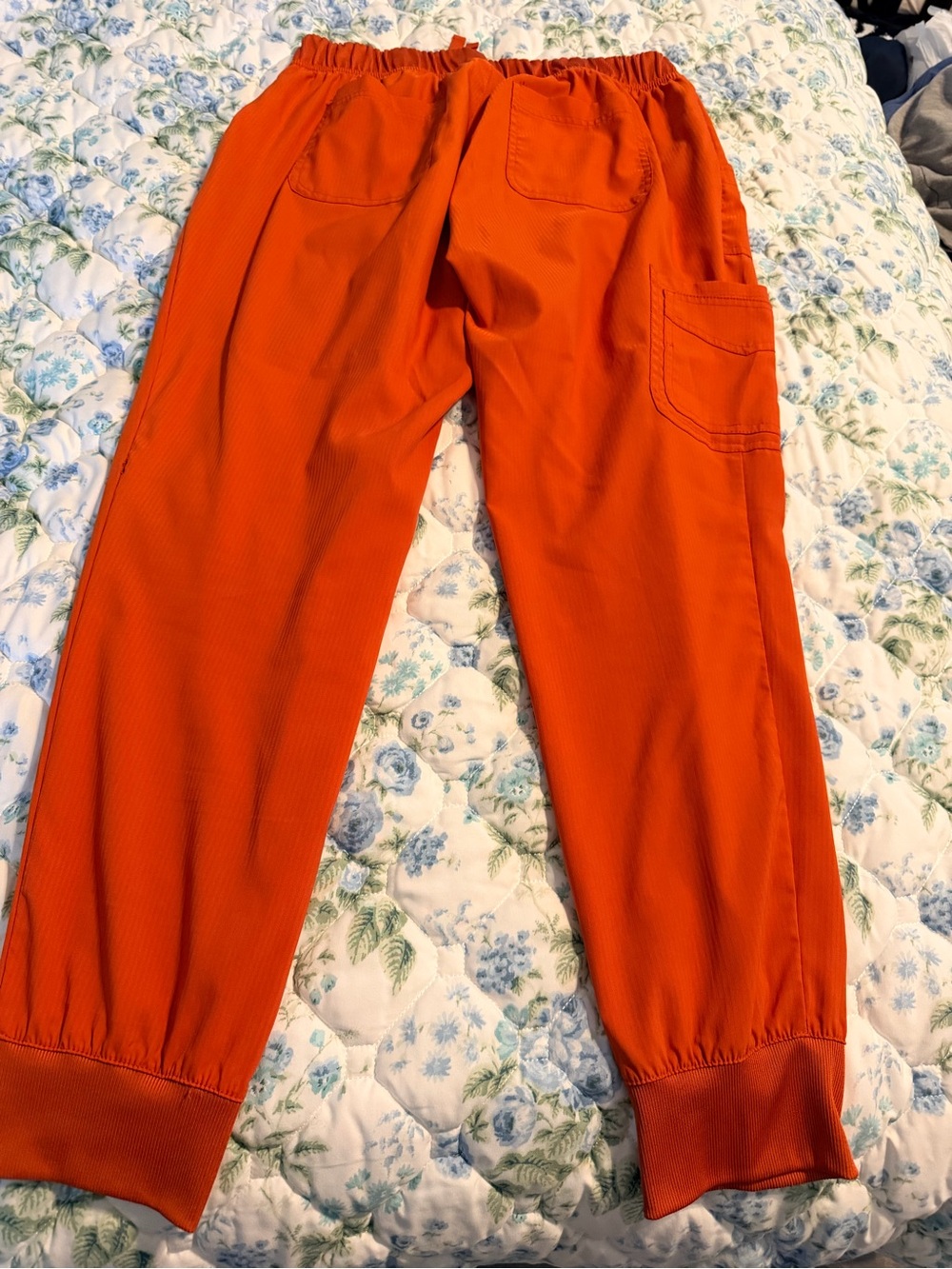 Koi lite scrub set in a teracoda/rust color. Top is a xl, pant a large, - Picture 8 of 10